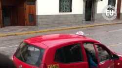 Llama sube a un taxi en Perú